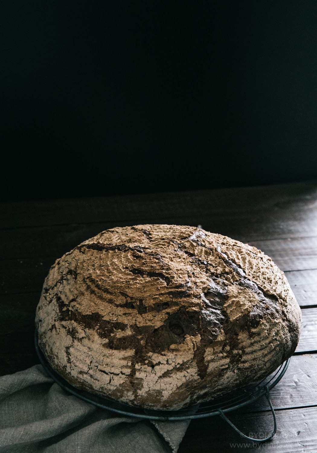 brød i hævekurv, groft rustikt brød